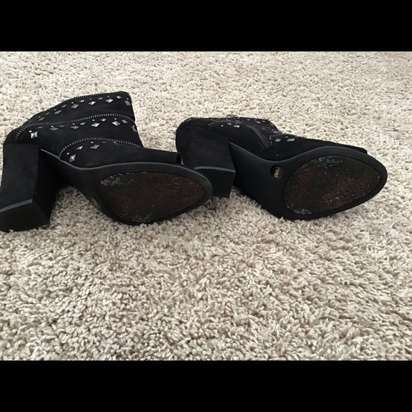 Shoes - Picture 2 of 3